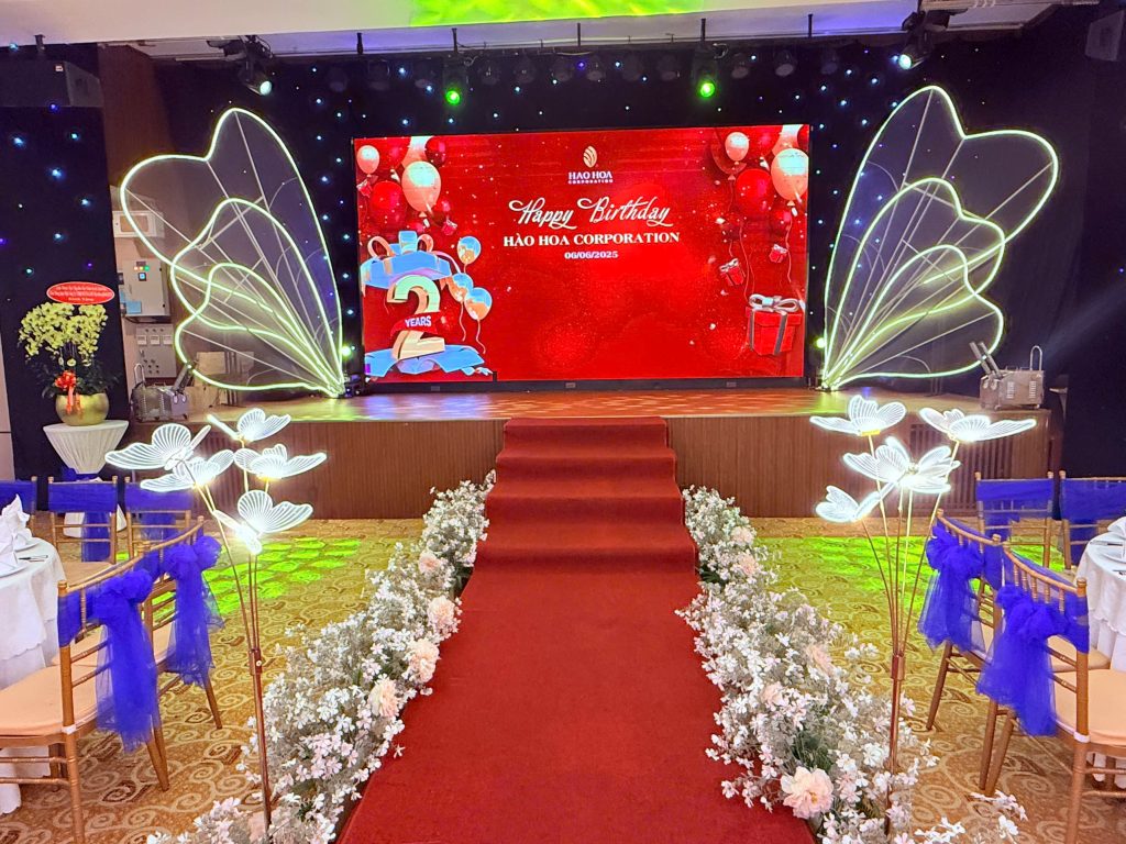 Không Gian Buổi Tiệc Sinh Nhật Rộng Lớn Và Sang Trọng Với Hệ Thống Ánh Sáng Tinh Chỉnh Và Màn Hình LED Trình Chiếu Sắc Nét.