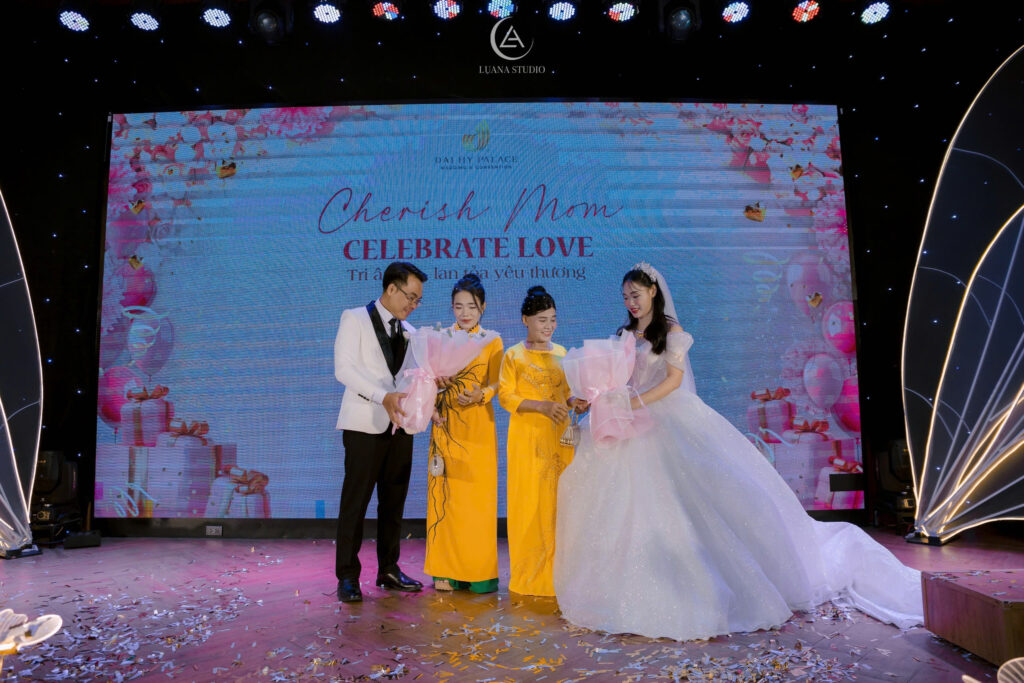 Khoảnh Khắc Cô Dâu Chú Rể Cảm Ơn Những Người Đã Nuôi Mình Khôn Lớn