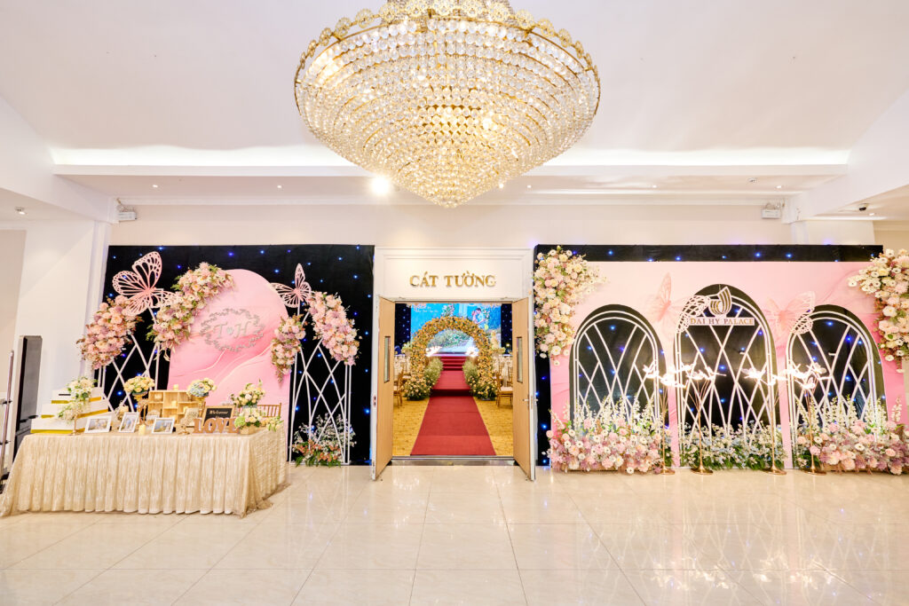 Lựa Chọn Backdrop Và Bàn Gallery Ấn Tượng, Mang Đậm Dấu Ấn Cá Nhân