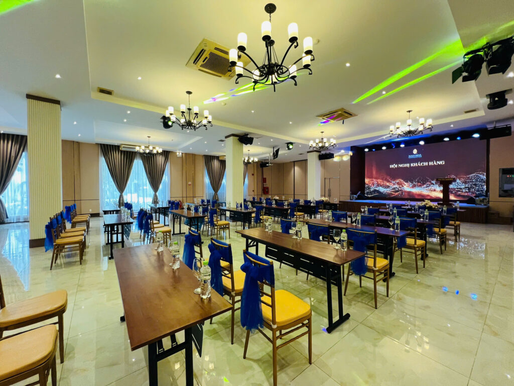 Các Tiện Ích Hiện Đại Với Đầy Đủ Hệ Thống Âm Thanh Ánh Sáng Sắc Nét