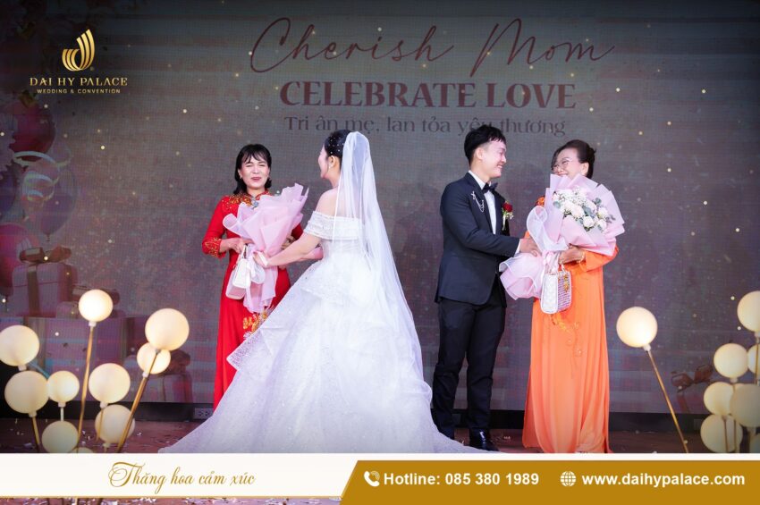  Những Cái Ôm Siết Chặt Và Lời Cảm Ơn Nghẹn Ngào Vang Lên Giữa Không Gian Lộng Lẫy Tạo Nên Bức Tranh Thiêng liêng Mang Tên "Tình Mẹ"